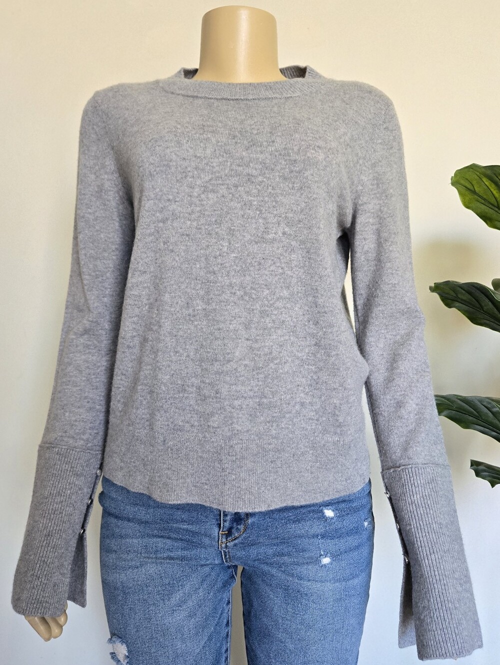 Club Monaco 100% Cashmere Crewneck Sweater Slit Button Cuff Gray Size M Women's